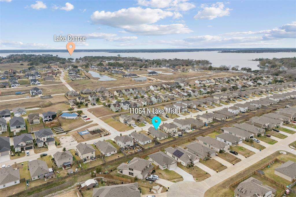 Here's another view showing more of the lake near the property so you can quickly hit the open water!