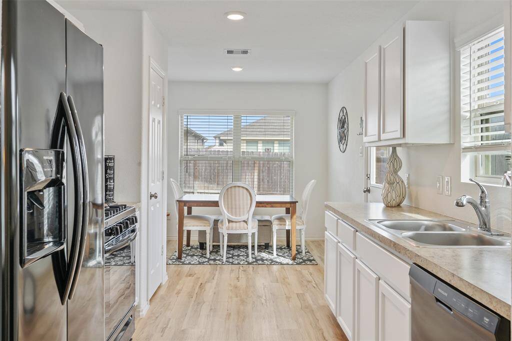 Now let's check out your beautiful kitchen with a gas stove and neutral color scheme.
