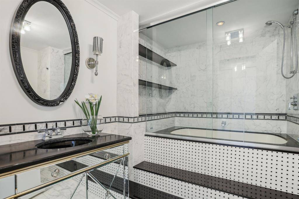 Full guest bath with hollywood tub