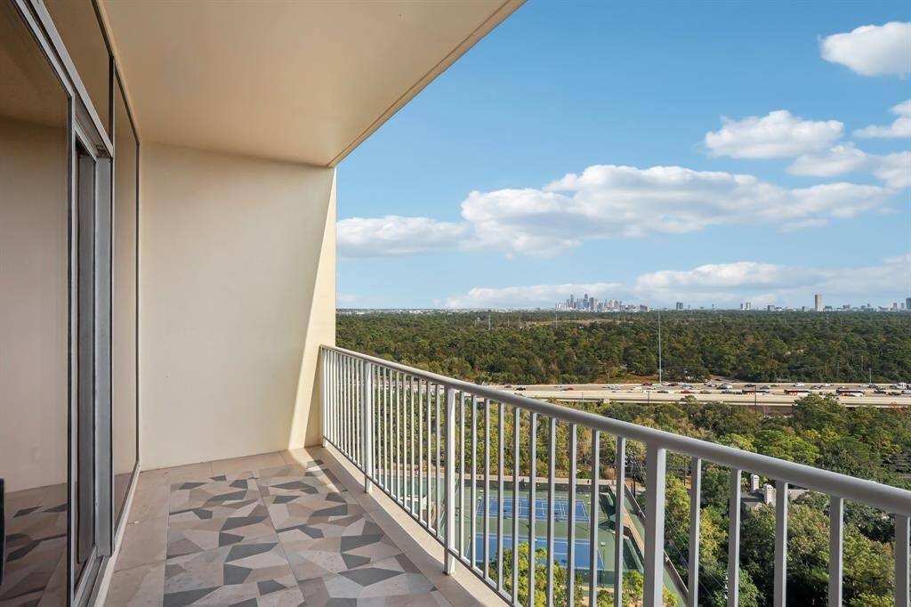 North eastern facing balcony with downtown skyline