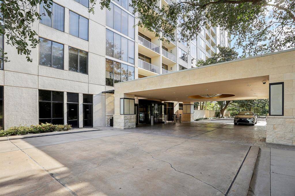 Building entrance and valet