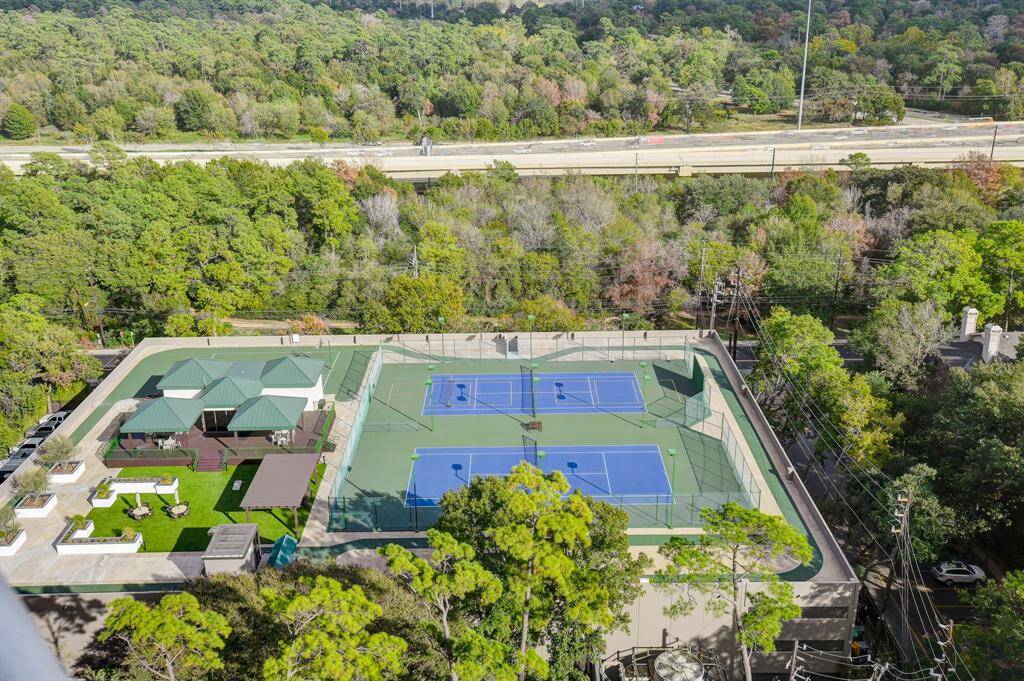 Outdoor amenities at the Houstonian Estates