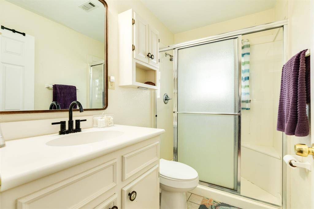 Nice updated hall bathroom