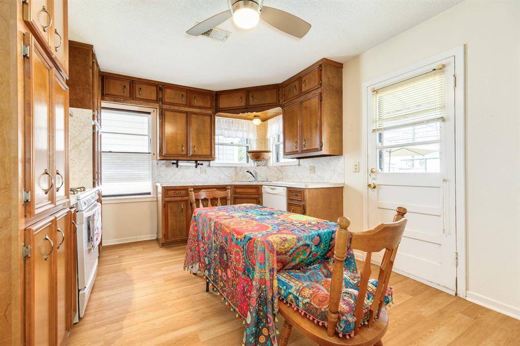 Kitchen that open to backyard