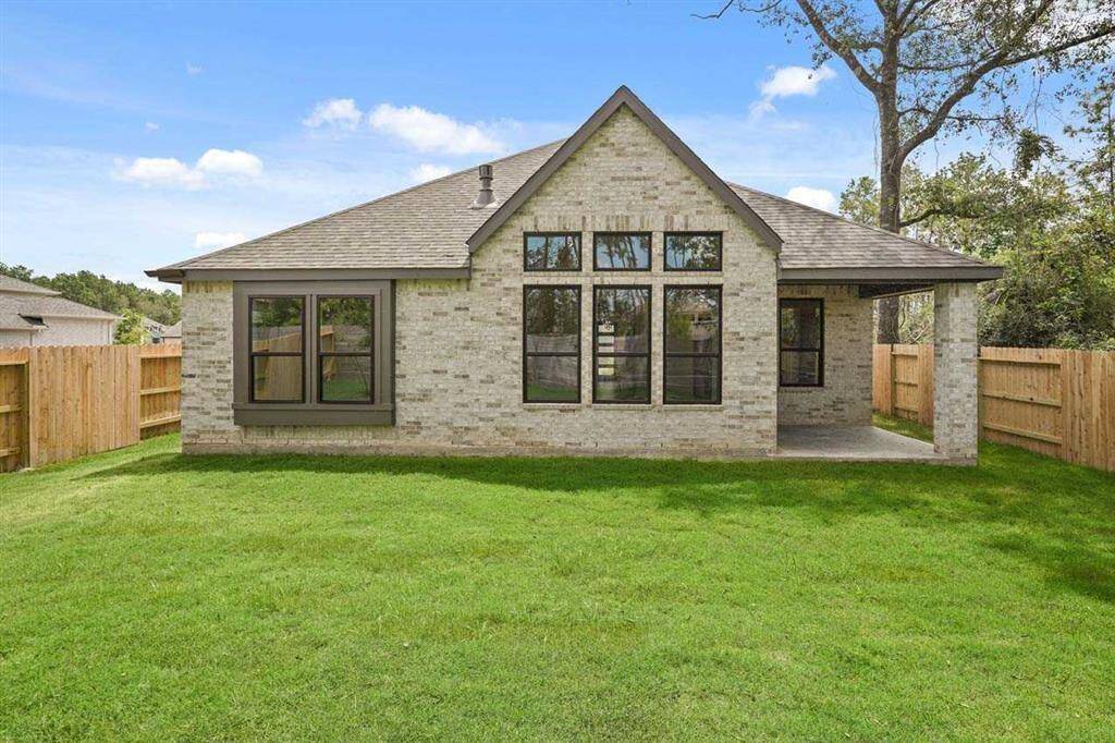 Backyard & Covered Patio!