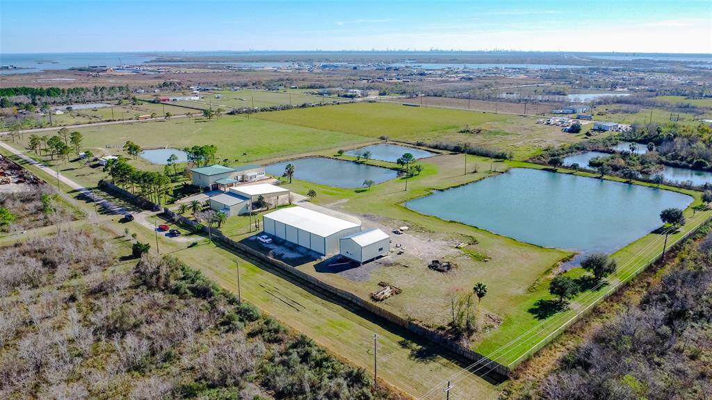 Ideal location for fishing enthusiasts, with easy access to prime spots, boat ramps, and nearby attractions like San Leon, Kemah, Texas City Dike, and Galveston.