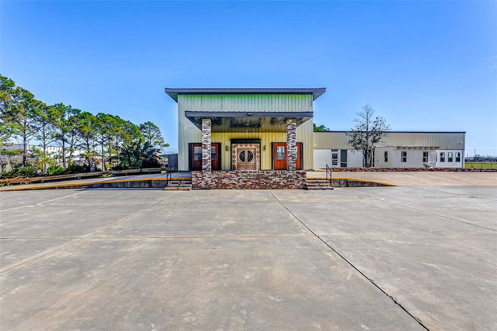 Welcome to your new home, featuring a porte-cochere.