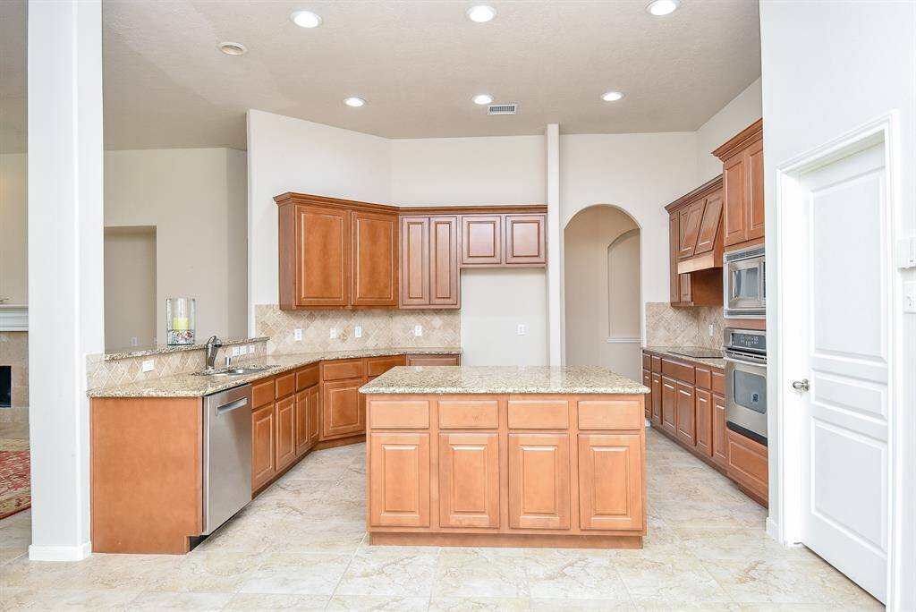 Wide paths ensure that cooks and eager helpers will comfortably coexist!