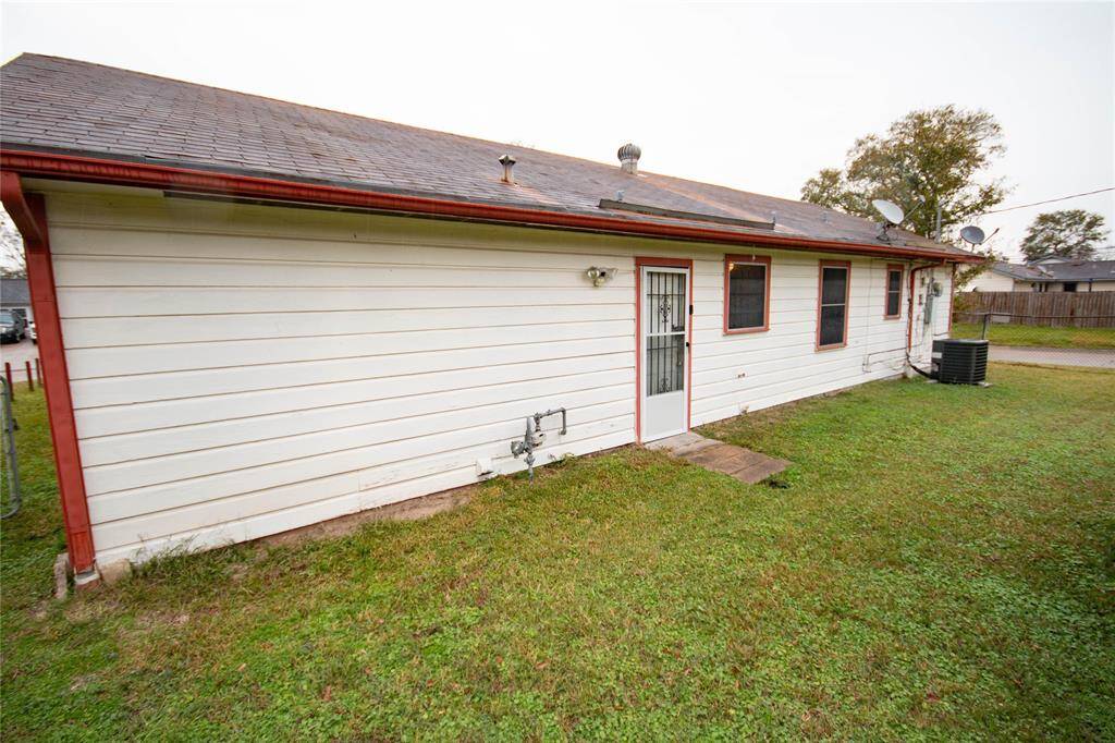 Charming backyard view featuring a well-maintained exterior and ample green space, perfect for relaxation and outdoor activities.