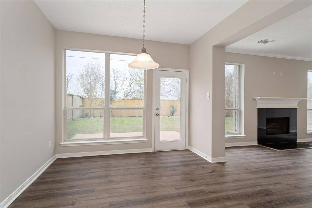Light and bright breakfast area overlooking the back yard!