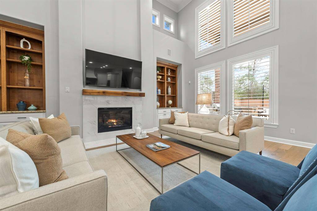Great room with vaulted, 2-story ceilings