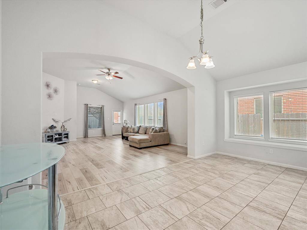 Living and breakfast / dining area combo