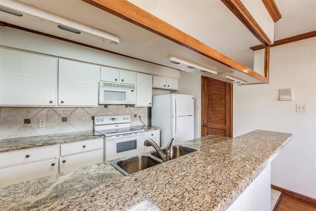 An alternative view of the kitchen.
