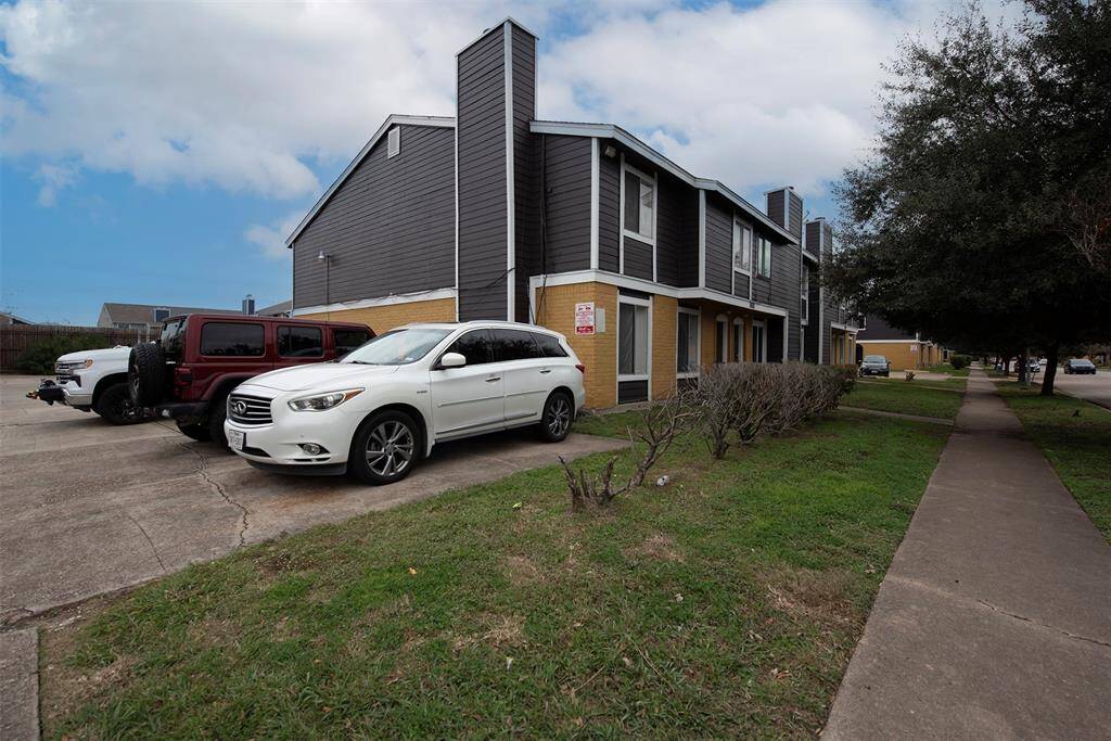A view of the exterior of the building showing the parking lot close to the front door.