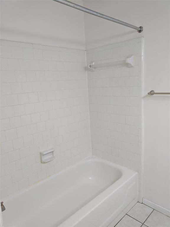 Second bathroom tub/shower