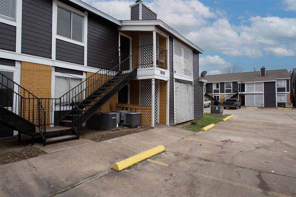 The exterior condo is an upper level unit at the back of the building.  Huge parking lot and off the street so nice and quiet.