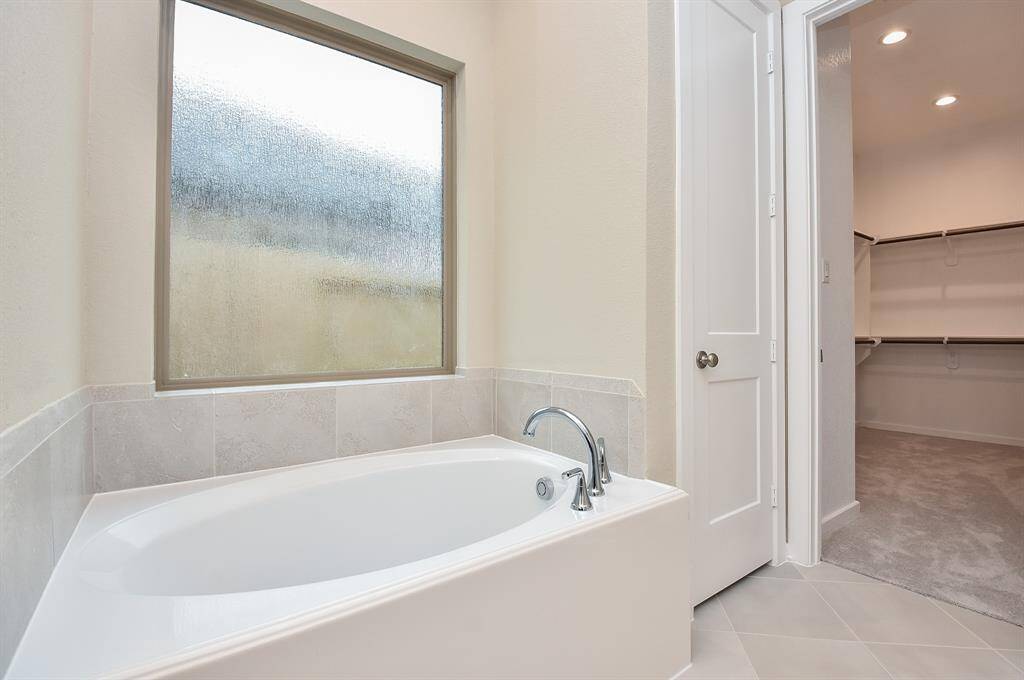 Soaking tub