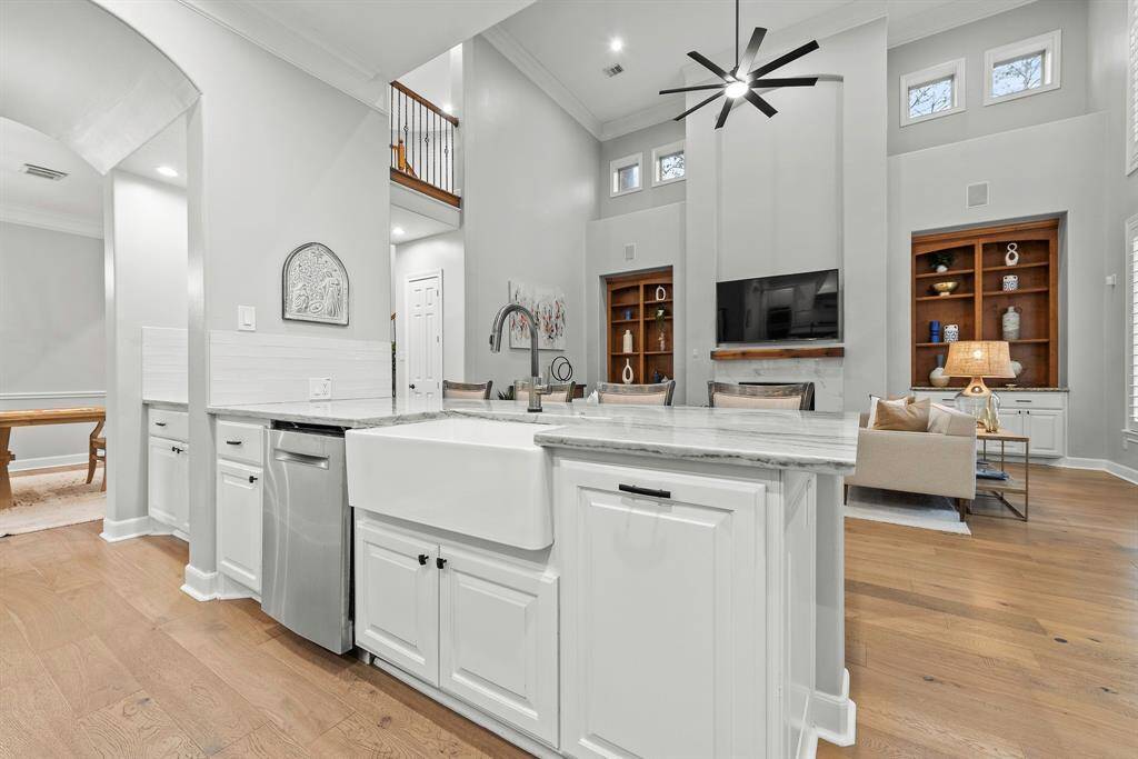 prep island and walk in pantry create ease of cooking