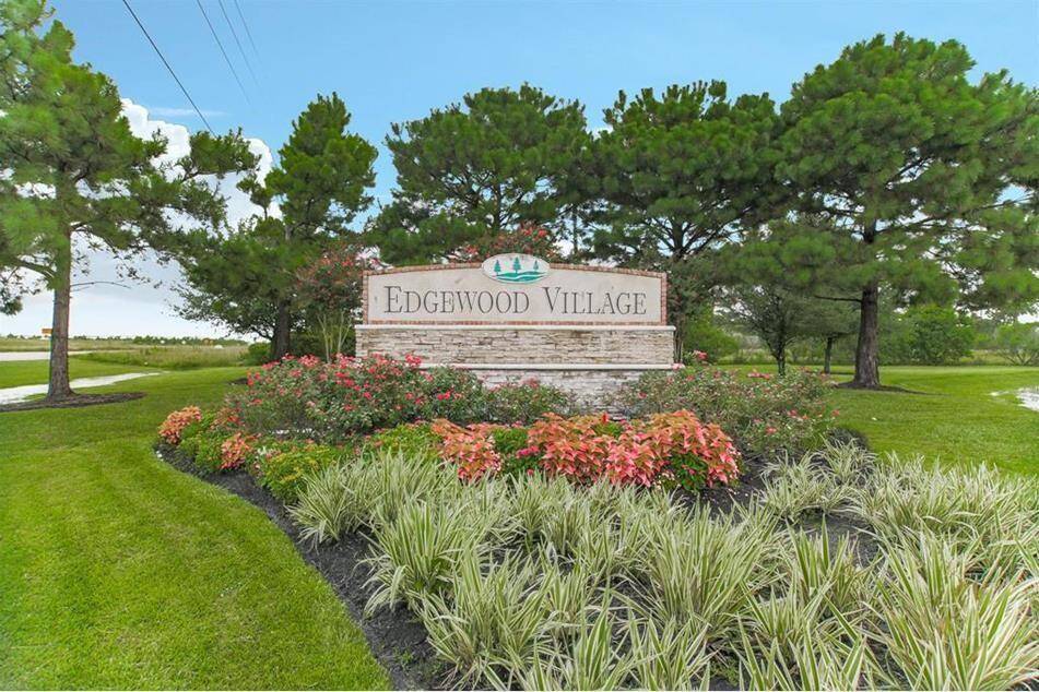 Edgewood Village -  Popular restaurants and shopping are moments away, amidst nature parks. With easy access to Hwy 90, Bush Intercontinental Airport, and Downtown Houston, convenience is at your fingertips. Lake life enthusiasts, this community is a short distance to outdoor water adventures such as Lake Houston and Deussen park.