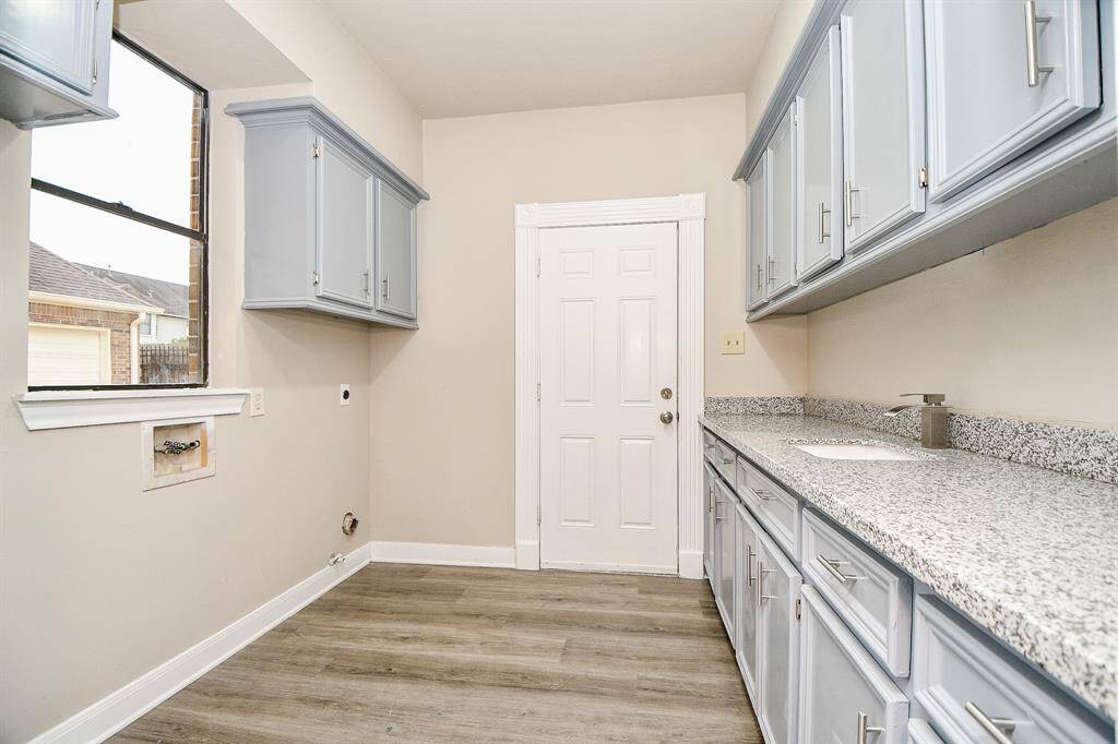 The downstairs primary suite is a true sanctuary, boasting a wall of windows that frame breathtaking views of the pool and surrounding landscape. Tall ceilings, neutral color palettes, and a ceiling fan create a serene and relaxing ambiance within this generously sized retreat.