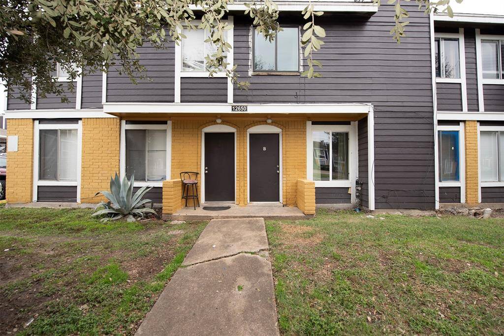 Two story town home located on a quiet street close to great shopping and restaurants.