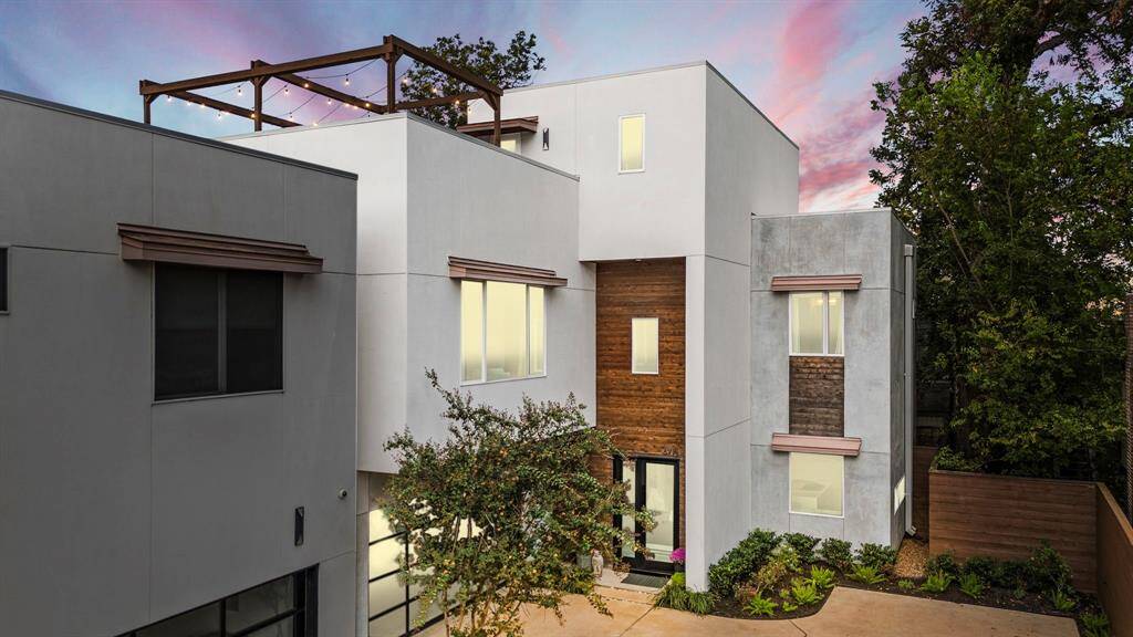 Welcome to La Branch, a stunning custom contemporary single family home (no shared walls), centrally located in Houston’s Museum District.