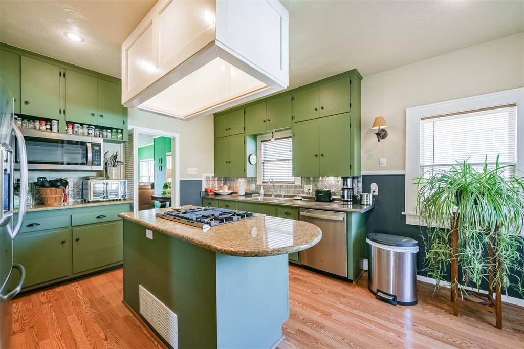 Beautifully maintained above-ground pool