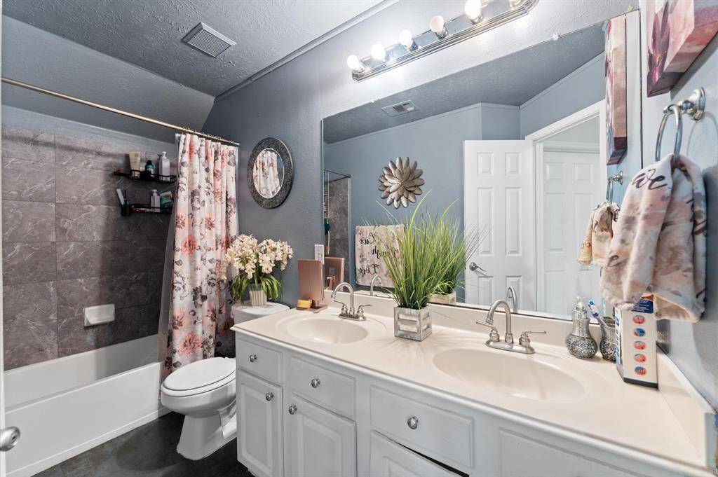 2nf Floor Full Bathroom