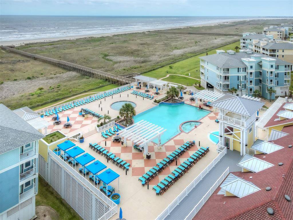 This condo offers unbeatable access to the sun, sand, and surf. Whether you're strolling along the shore or lounging in the sand, the beach is your backyard.
