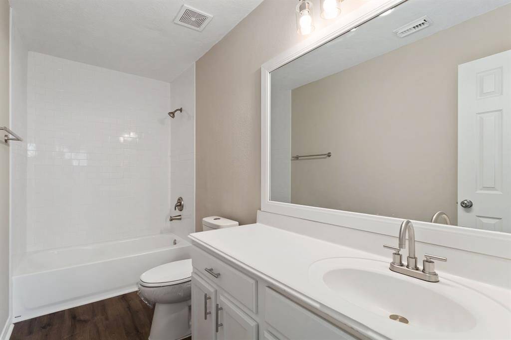 This is the en-suite bathroom!