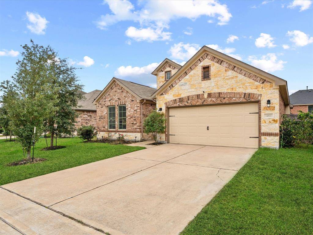 Beautiful curb appeal with this mix of stone and brick exterior!