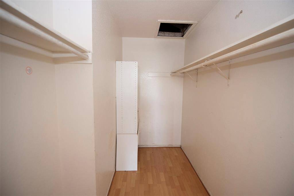 This room also provides an amazing walk in closet as well.