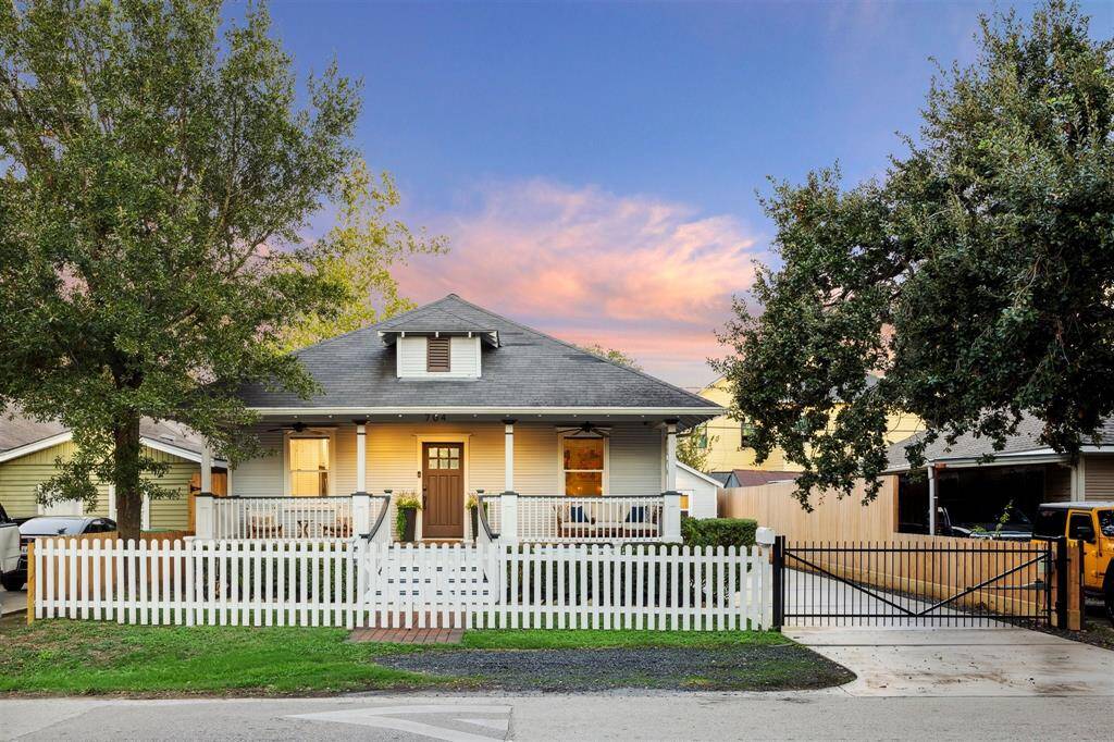 Amazing functionality and location, this vibrant neighborhood and wonderful home is near many of the best dining, entertainment, and shopping venues Houston offers.