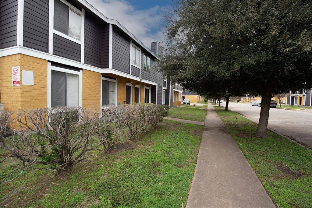 View showing the quiet neighborhood.