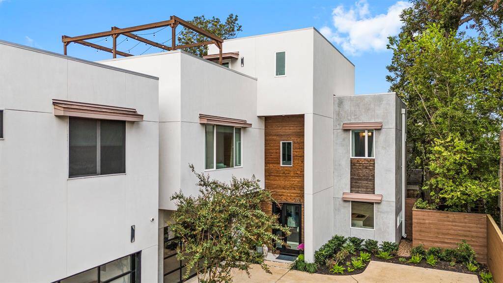 Welcome home! Reach out today to schedule your private showing of this free standing, contemporary single family home in the Museum district with NO HOA DUES!