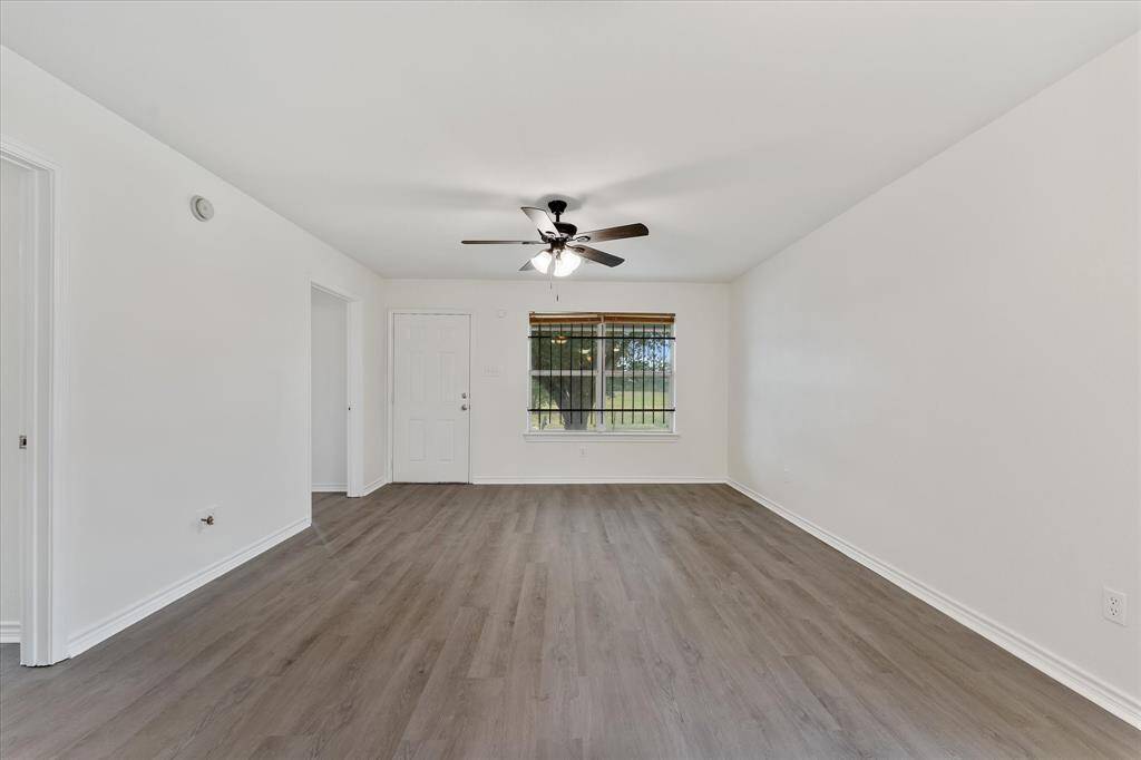 Ceiling fans on living area, with a view to a green area.