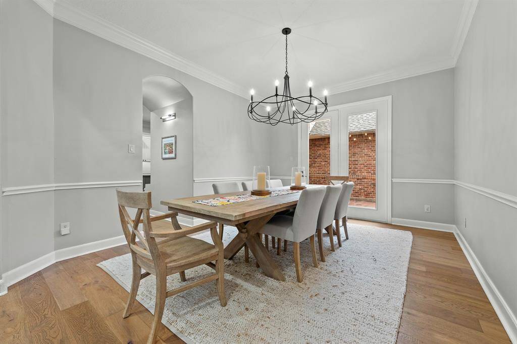 Spiral staircase and 2-story ceilings to wow your guests