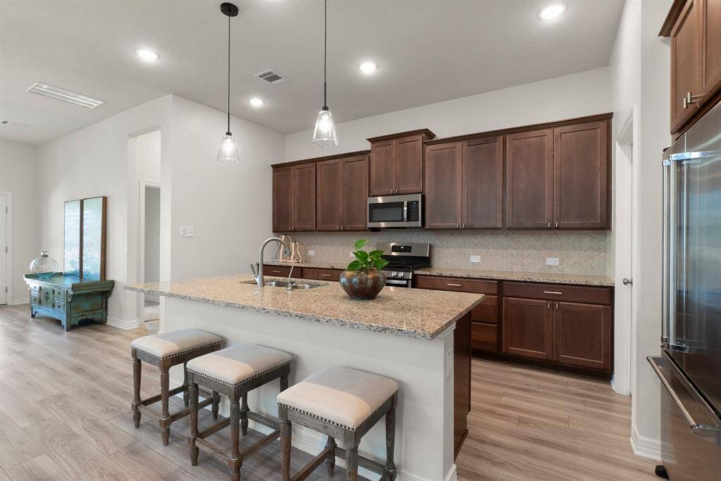 Updated backsplash and dual fuel range, gas cooktop and electric oven