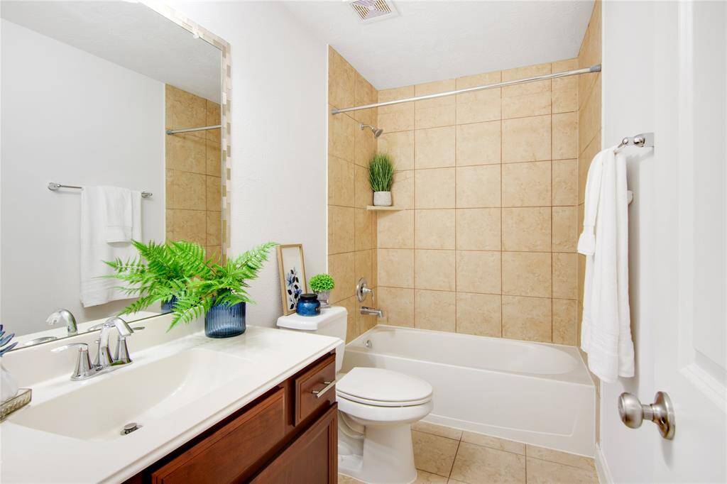 Secondary bathroom.