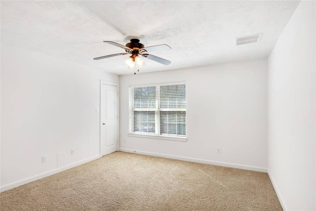Secondary bedroom.