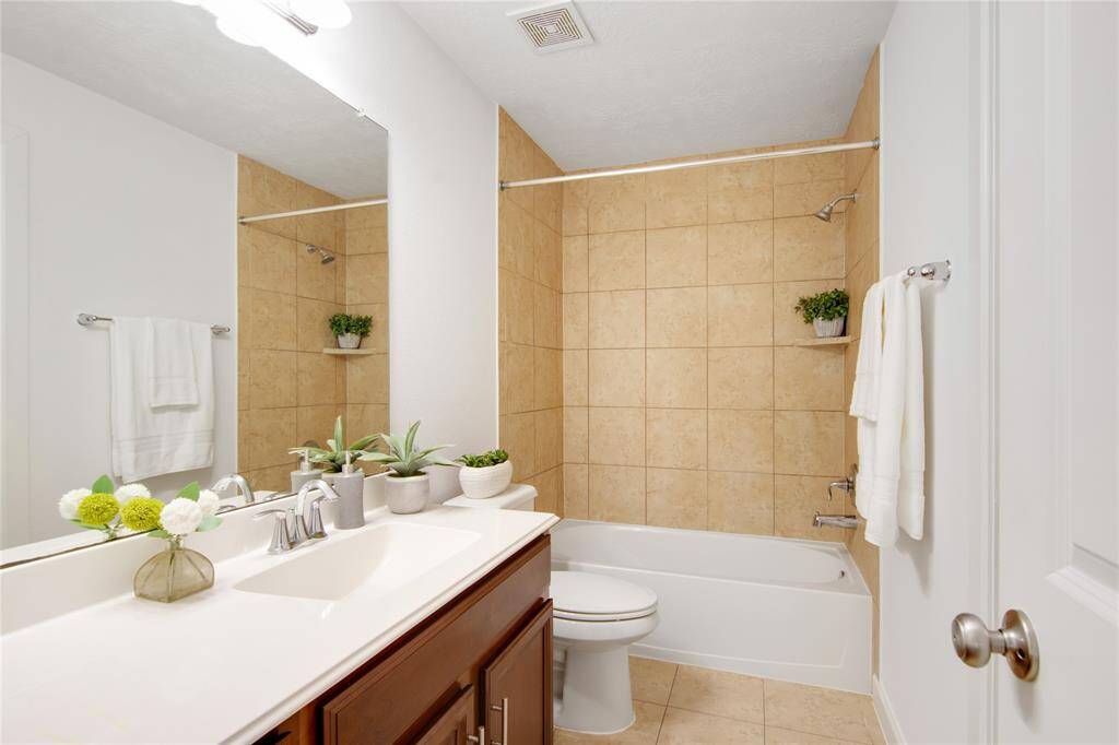 Guest ensuite.