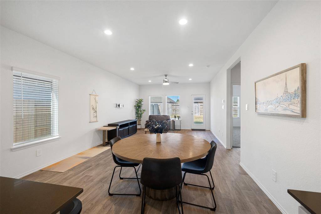 The dining area combines modern design with a welcoming atmosphere, creating the perfect space for meals and entertaining.