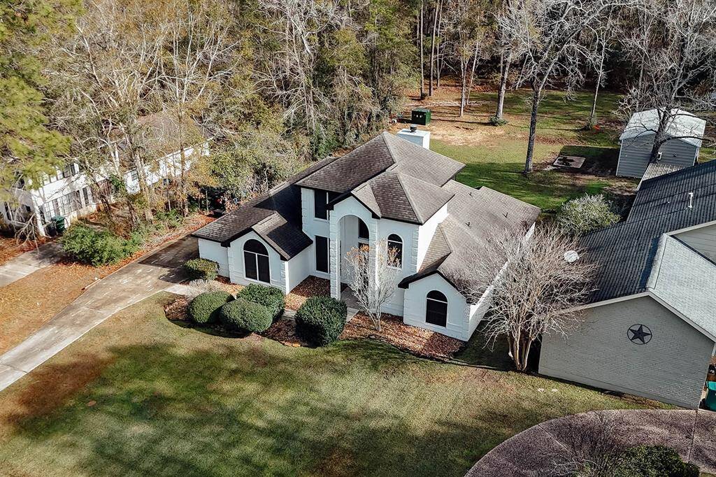 Aerial views capture the expansive lot size of this gorgeous homestead.