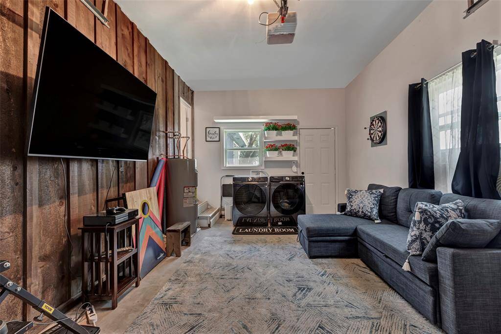 Converted garage - game room + brand new wash/dryer