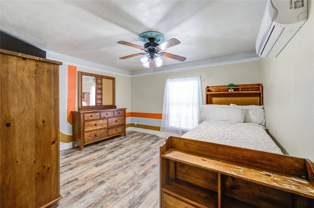 Secondary bedroom.