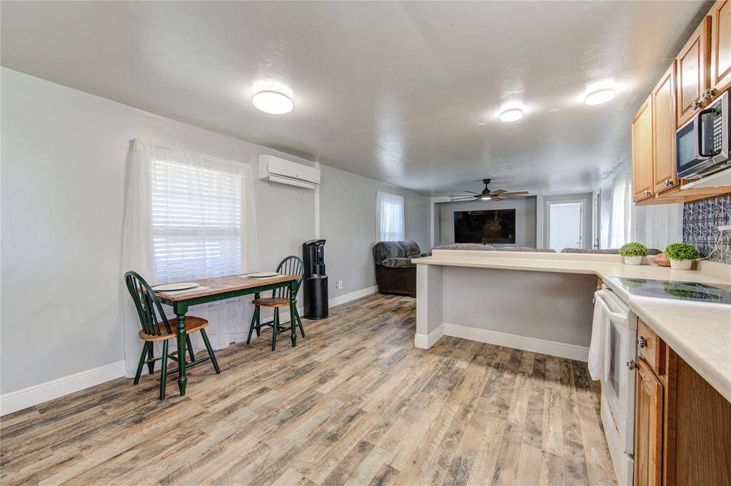 Breakfast bar & dining space!