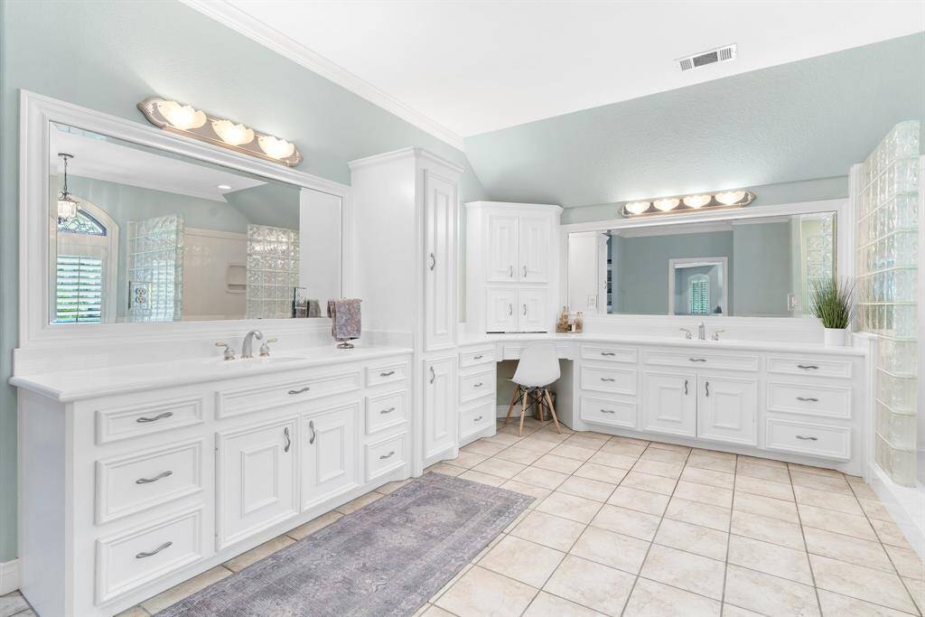 Light and bright huge primary bath.  Dual sinks as well as large shower and bathtub.