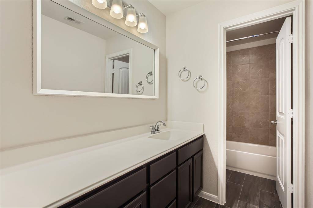 Full Bathroom 1