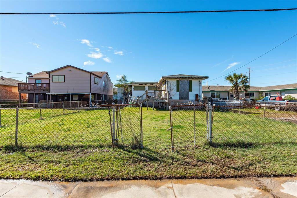 Spacious backyard with easy rear entry access, perfect for outdoor activities and gatherings.