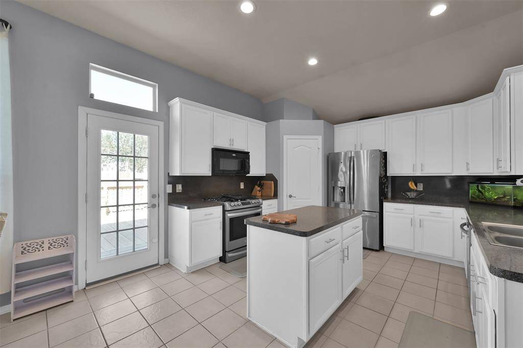 Open concept w/ center island